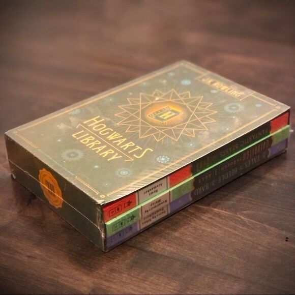 Hogwarts Library Box-Set, Gryffindor Journal, Collector’s Card, & Exclusive Bag - Picture 5 of 16